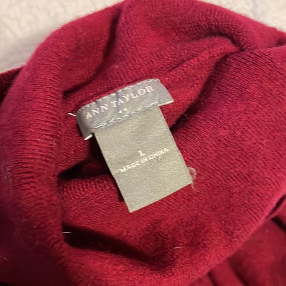 Ann Taylor 100% Wool sweater - Picture 2 of 2